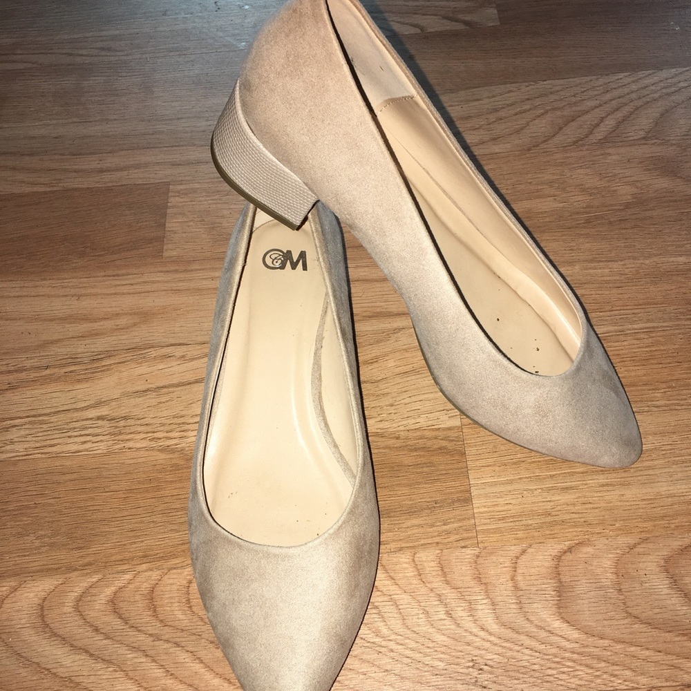 New Chelsea Moreland suede tan pump with 1 1/2 inch square heel . Size 8W